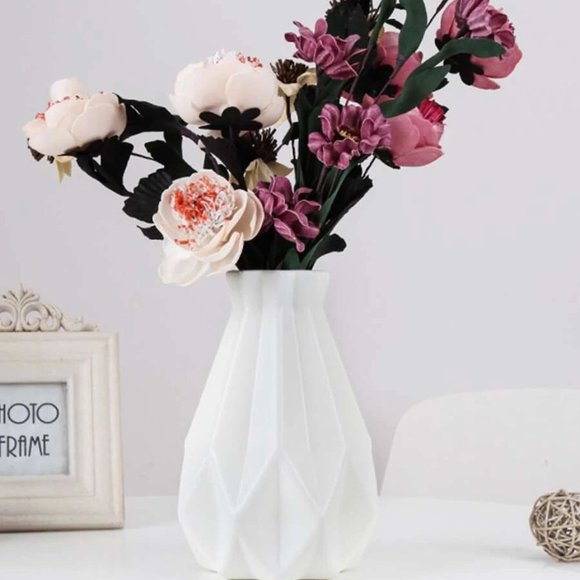SHEIN Other - SHEIN 1pc Solid Color Plastic Flower Vase white CHIC bohemian 20CM High new